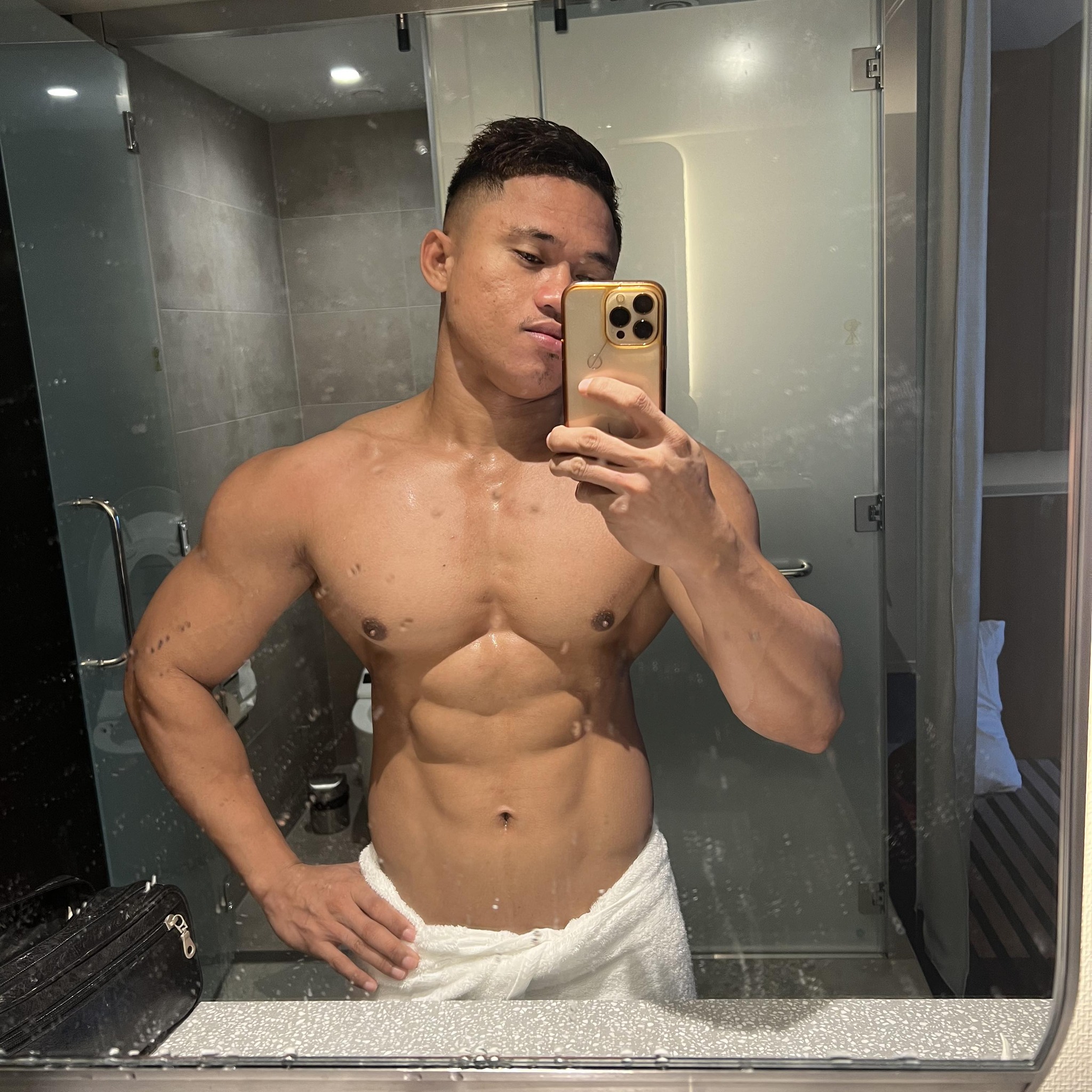 Pria yang Membuatku Bertanya-tanya: Tentang Kekuatan, Daya Tarik, dan Hal-hal yang Tidak Perlu Dijelaskan — cover image