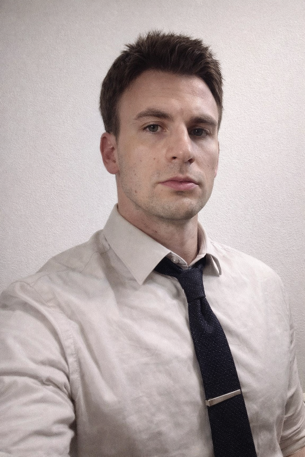 Chris Evans: Dari Captain America ke Ikon Internet yang Tak Pernah Kehilangan Pesona — cover image