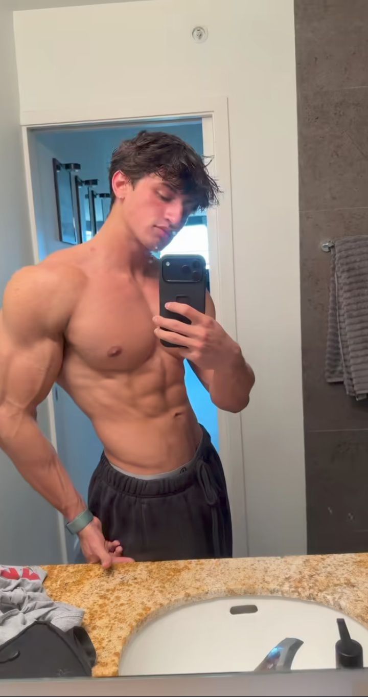 Hunter Davis: Lajang, 37 Ribu Pengikut, dan Tubuh yang Sudah Menyelesaikan Semua Argumennya — cover image