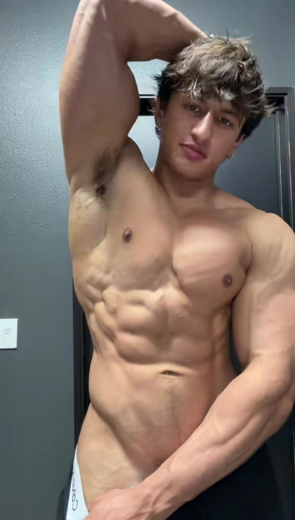 Hunter Davis: Lajang, 37 Ribu Pengikut, dan Tubuh yang Sudah Menyelesaikan Semua Argumennya — Gallery image 5