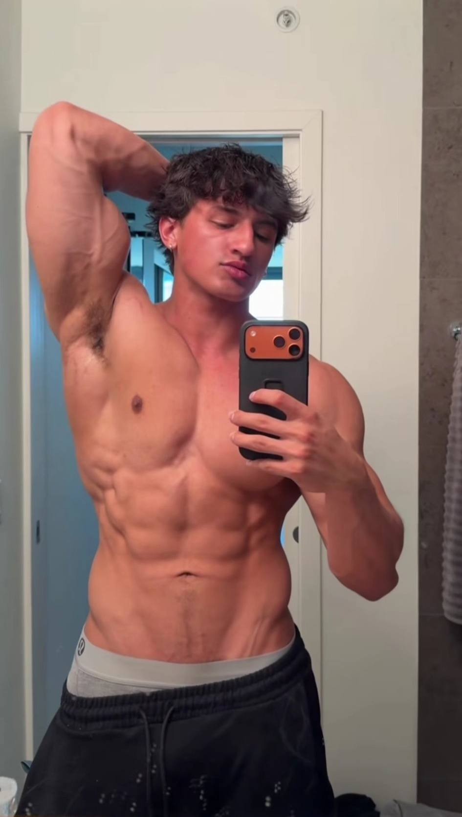 Hunter Davis: Lajang, 37 Ribu Pengikut, dan Tubuh yang Sudah Menyelesaikan Semua Argumennya — Gallery image 6