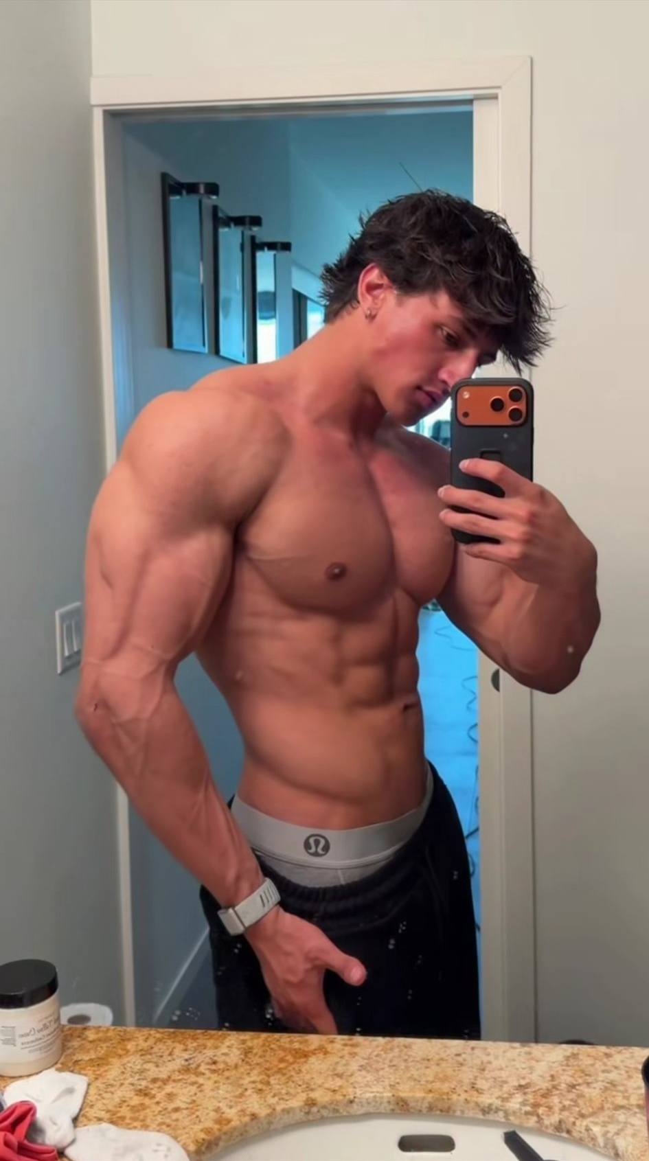 Hunter Davis: Lajang, 37 Ribu Pengikut, dan Tubuh yang Sudah Menyelesaikan Semua Argumennya — Gallery image 7