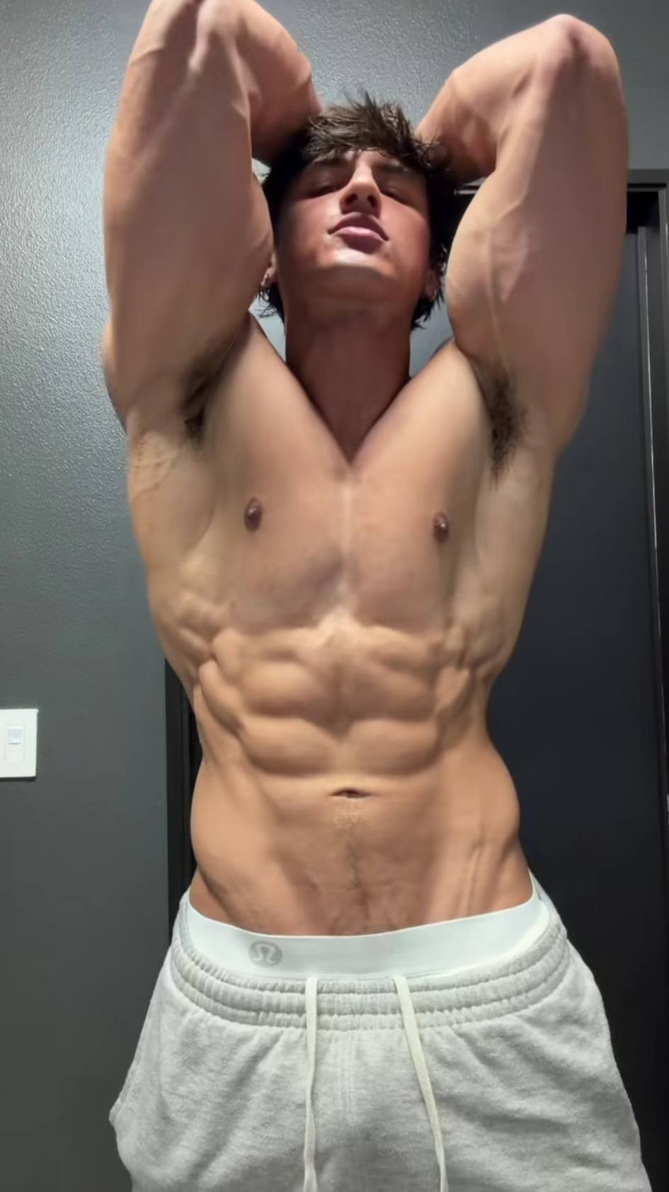 Hunter Davis: Lajang, 37 Ribu Pengikut, dan Tubuh yang Sudah Menyelesaikan Semua Argumennya — Gallery image 9